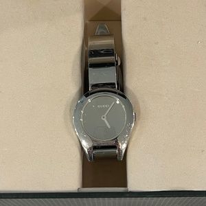 Gucci 6700L Quartz Swiss Watch
